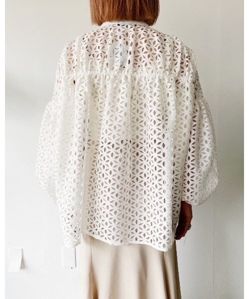 Torrazzo Donna（トラッゾドンナ）の「カットワークレースブラウス