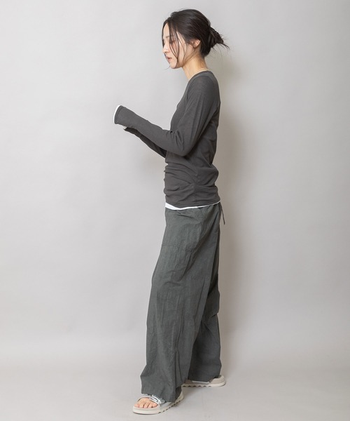 Munich（ミューニック）の「シアーストレッチリブクルーネックプルオーバー（Tシャツ/カットソー・レディース・ブラック/グレイッシュベージュ/ブルー/ホワイト/ブラック×ホワイト/ダークグレー・FREE）」の8枚目の写真