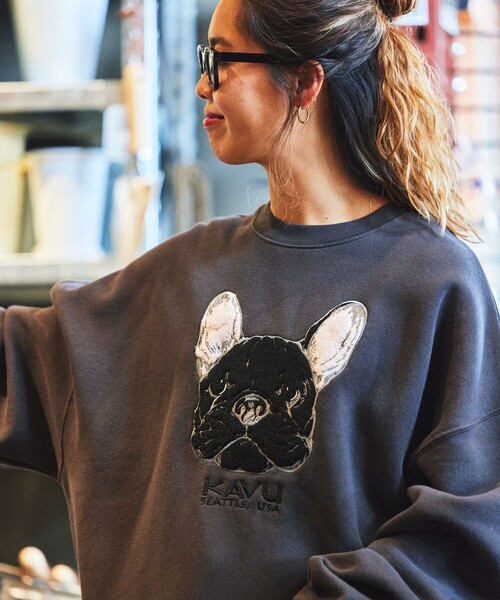FREAK'S STORE(フリークスストア)の「限定展開 KAVU×FREAK'S STORE/カブー 別注 ビッグシルエット ドッグ刺繍 クルーネック スウェット / フレンチブルドッグ(スウェット・メンズ・グレイッシュベージュ/スミクロ/アッシュグレー・SMALL/LARGE/MEDIUM)」の17枚目の写真