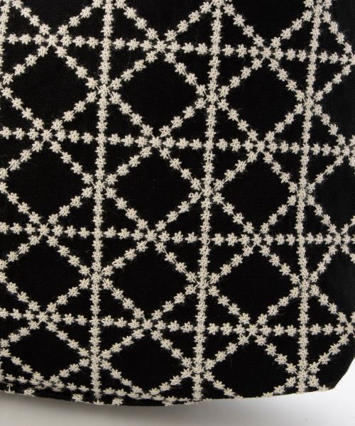 cache cache(カシュ カシュ)の「カシュカシュ cachecache / WEB限定刺繍2本手トートバッグ(トートバッグ・レディース・ブラック/ブラック系その他・FREE)」の12枚目の写真