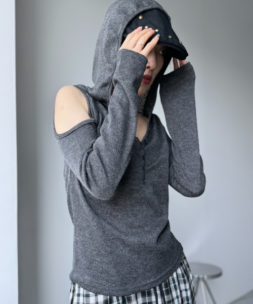 Y2K SYNAPSE FACTORY（ワイツーケー シナプスファクトリー）の「【フード付き】肩スリットロングスリーブTシャツ（Tシャツ/カットソー・レディース・ダークグレー/ブラウン/グレー・FREE）」の3枚目の写真