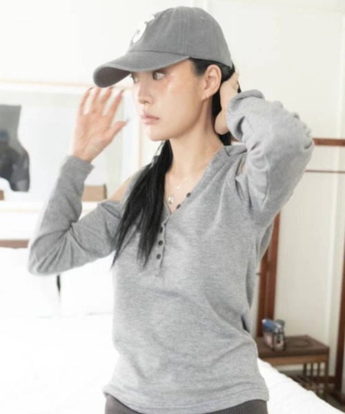 Y2K SYNAPSE FACTORY（ワイツーケー シナプスファクトリー）の「【フード付き】肩スリットロングスリーブTシャツ（Tシャツ/カットソー・レディース・ダークグレー/ブラウン/グレー・FREE）」の4枚目の写真