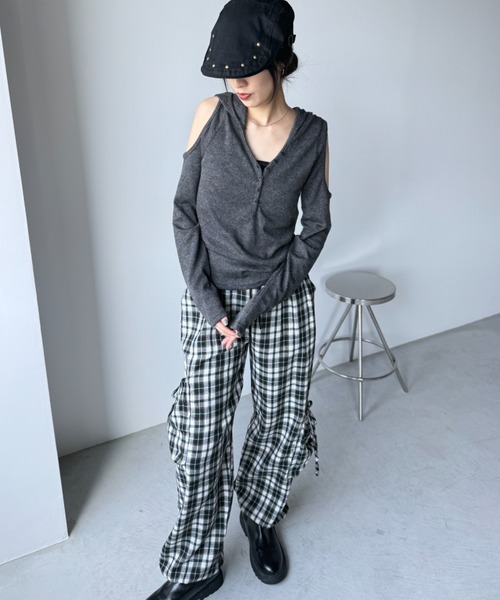 Y2K SYNAPSE FACTORY（ワイツーケー シナプスファクトリー）の「【フード付き】肩スリットロングスリーブTシャツ（Tシャツ/カットソー・レディース・ダークグレー/ブラウン/グレー・FREE）」の13枚目の写真