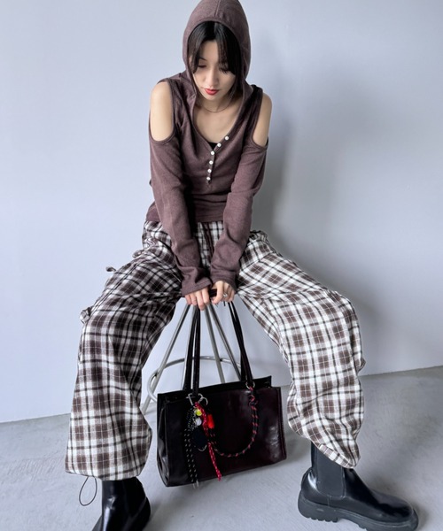 Y2K SYNAPSE FACTORY（ワイツーケー シナプスファクトリー）の「【フード付き】肩スリットロングスリーブTシャツ（Tシャツ/カットソー・レディース・ダークグレー/ブラウン/グレー・FREE）」の16枚目の写真