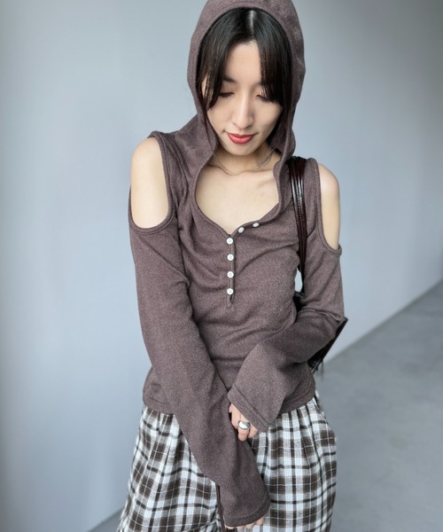 Y2K SYNAPSE FACTORY（ワイツーケー シナプスファクトリー）の「【フード付き】肩スリットロングスリーブTシャツ（Tシャツ/カットソー・レディース・ダークグレー/ブラウン/グレー・FREE）」の17枚目の写真