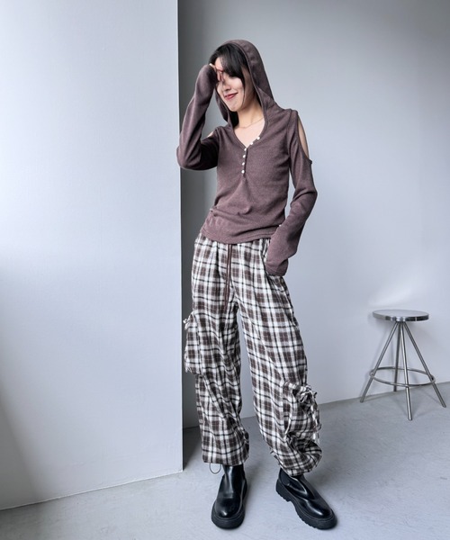 Y2K SYNAPSE FACTORY（ワイツーケー シナプスファクトリー）の「【フード付き】肩スリットロングスリーブTシャツ（Tシャツ/カットソー・レディース・ダークグレー/ブラウン/グレー・FREE）」の19枚目の写真