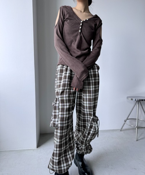 Y2K SYNAPSE FACTORY（ワイツーケー シナプスファクトリー）の「【フード付き】肩スリットロングスリーブTシャツ（Tシャツ/カットソー・レディース・ダークグレー/ブラウン/グレー・FREE）」の20枚目の写真