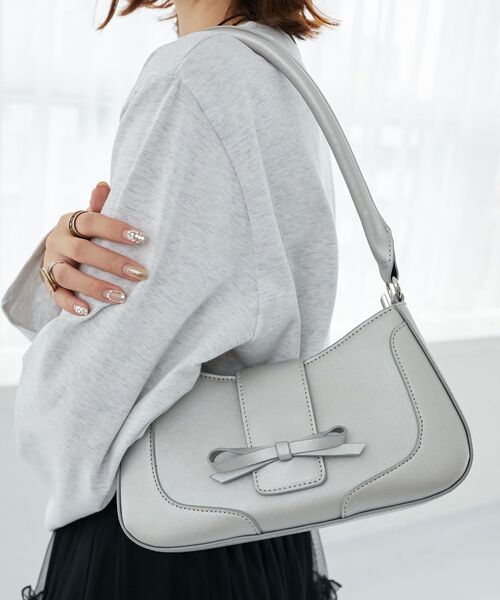 MAJESTIC LEGON（マジェスティックレゴン）の「フロントリボンクラシカルバッグ（ハンドバッグ・レディース・シルバー/ブラック/ボルドー・FREE）」の3枚目の写真