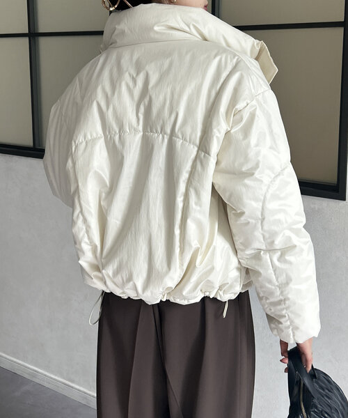Thevon（ゼボン）の「スタンドネック中綿ショートブルゾン（ダウンジャケット/コート・レディース・ブラック/アイボリー/ベージュ・FREE）」の9枚目の写真