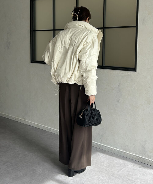 Thevon（ゼボン）の「スタンドネック中綿ショートブルゾン（ダウンジャケット/コート・レディース・ブラック/アイボリー/ベージュ・FREE）」の13枚目の写真