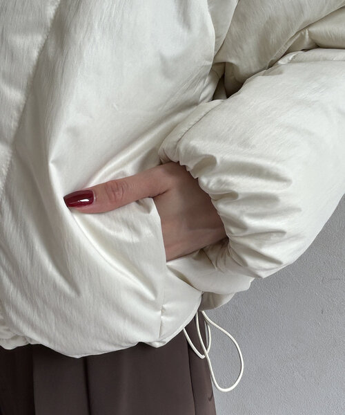 Thevon（ゼボン）の「スタンドネック中綿ショートブルゾン（ダウンジャケット/コート・レディース・ブラック/アイボリー/ベージュ・FREE）」の19枚目の写真