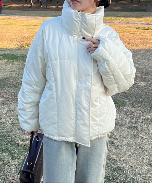 Thevon（ゼボン）の「スタンドネック中綿ショートブルゾン（ダウンジャケット/コート・レディース・ブラック/アイボリー/ベージュ・FREE）」の4枚目の写真