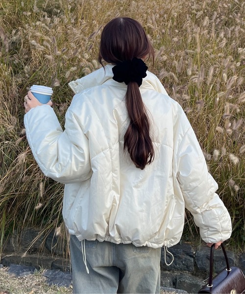 Thevon（ゼボン）の「スタンドネック中綿ショートブルゾン（ダウンジャケット/コート・レディース・ブラック/アイボリー/ベージュ・FREE）」の5枚目の写真