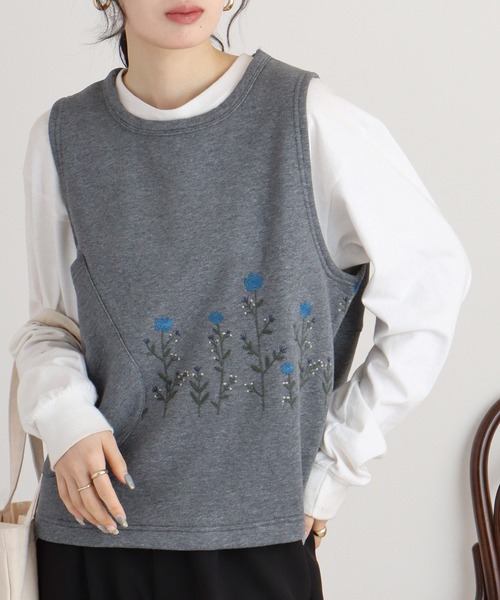 ベスト ジレ EMAGO ビッグポケット花刺繍ベスト レディース EMAGO ﾋﾞｯｸﾞﾎﾟｹｯﾄ花刺繍ﾍﾞｽﾄ（ベスト）｜Emago（イマゴ）の
