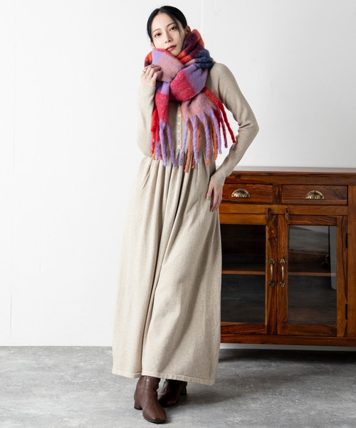 MILLION CARATS（ミリオンカラッツ）の「華やかさと実用性を兼ね備えた主役級マフラーセットニットワンピース（ワンピース・レディース・ブラウン/オフホワイト/チャコールグレー/ブラック・FREE）」の2枚目の写真