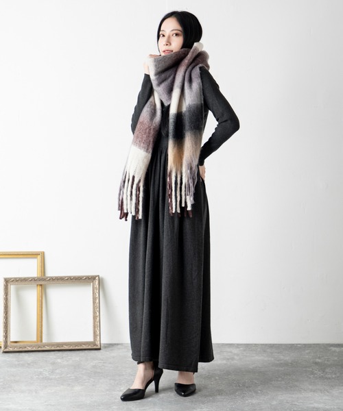 MILLION CARATS（ミリオンカラッツ）の「華やかさと実用性を兼ね備えた主役級マフラーセットニットワンピース（ワンピース・レディース・ブラウン/オフホワイト/チャコールグレー/ブラック・FREE）」の4枚目の写真
