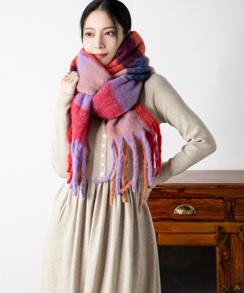 MILLION CARATS（ミリオンカラッツ）の「華やかさと実用性を兼ね備えた主役級マフラーセットニットワンピース（ワンピース・レディース・ブラウン/オフホワイト/チャコールグレー/ブラック・FREE）」の9枚目の写真