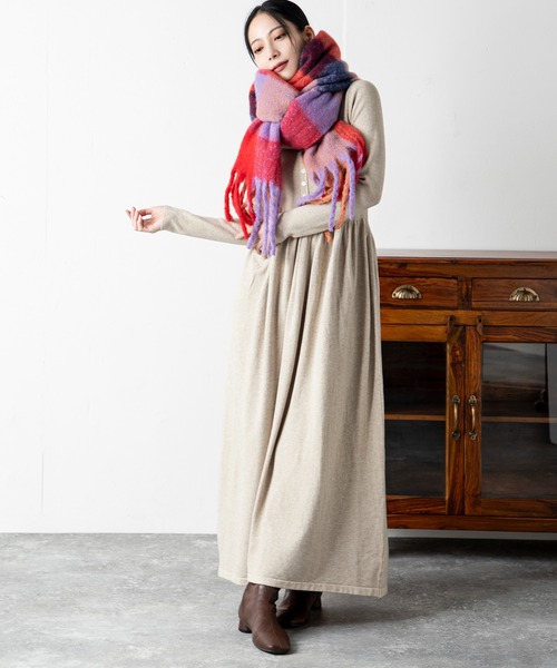 MILLION CARATS（ミリオンカラッツ）の「華やかさと実用性を兼ね備えた主役級マフラーセットニットワンピース（ワンピース・レディース・ブラウン/オフホワイト/チャコールグレー/ブラック・FREE）」の10枚目の写真