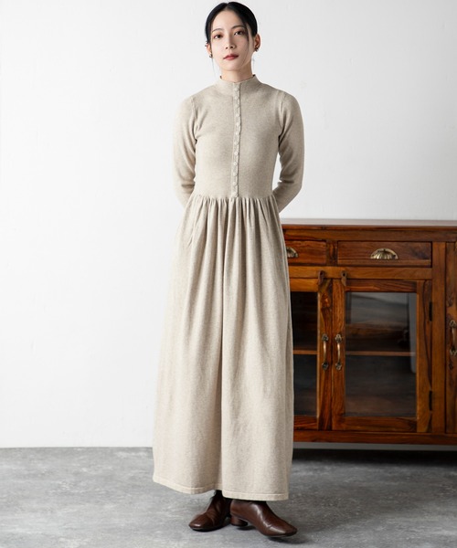 MILLION CARATS（ミリオンカラッツ）の「華やかさと実用性を兼ね備えた主役級マフラーセットニットワンピース（ワンピース・レディース・ブラウン/オフホワイト/チャコールグレー/ブラック・FREE）」の11枚目の写真