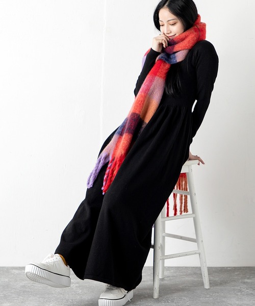 MILLION CARATS（ミリオンカラッツ）の「華やかさと実用性を兼ね備えた主役級マフラーセットニットワンピース（ワンピース・レディース・ブラウン/オフホワイト/チャコールグレー/ブラック・FREE）」の14枚目の写真