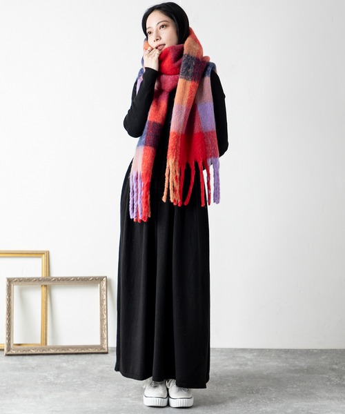 MILLION CARATS（ミリオンカラッツ）の「華やかさと実用性を兼ね備えた主役級マフラーセットニットワンピース（ワンピース・レディース・ブラウン/オフホワイト/チャコールグレー/ブラック・FREE）」の16枚目の写真