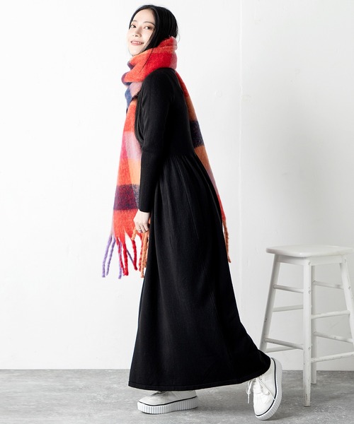 MILLION CARATS（ミリオンカラッツ）の「華やかさと実用性を兼ね備えた主役級マフラーセットニットワンピース（ワンピース・レディース・ブラウン/オフホワイト/チャコールグレー/ブラック・FREE）」の19枚目の写真