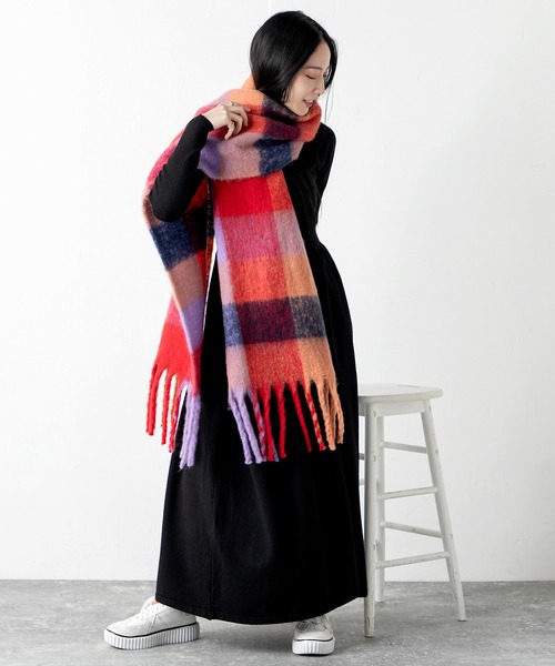 MILLION CARATS（ミリオンカラッツ）の「華やかさと実用性を兼ね備えた主役級マフラーセットニットワンピース（ワンピース・レディース・ブラウン/オフホワイト/チャコールグレー/ブラック・FREE）」の20枚目の写真