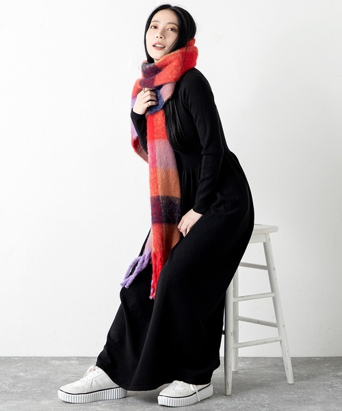 MILLION CARATS（ミリオンカラッツ）の「華やかさと実用性を兼ね備えた主役級マフラーセットニットワンピース（ワンピース・レディース・ブラウン/オフホワイト/チャコールグレー/ブラック・FREE）」の21枚目の写真