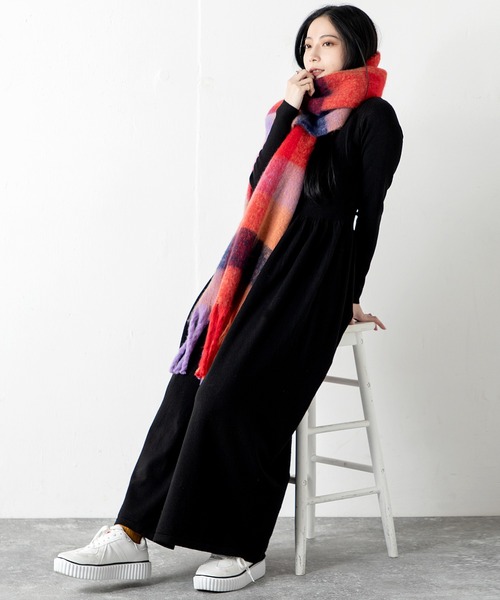 MILLION CARATS（ミリオンカラッツ）の「華やかさと実用性を兼ね備えた主役級マフラーセットニットワンピース（ワンピース・レディース・ブラウン/オフホワイト/チャコールグレー/ブラック・FREE）」の22枚目の写真