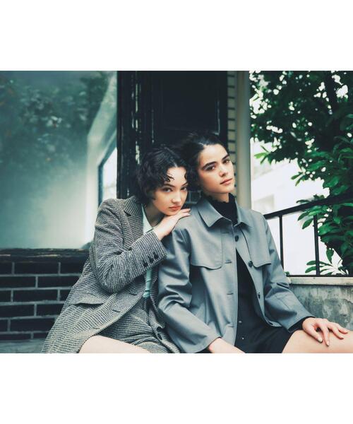 To b. by agnes b.(トゥービーバイアニエスベー)の「ベーシック ツイル トレンチコート(トレンチコート・レディース・グレー・36/38/40)」の6枚目の写真