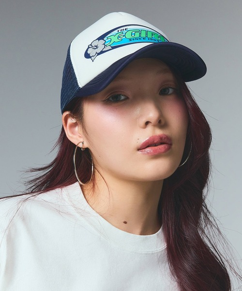 X-girl（エックスガール）の「HIBISCUS OVAL LOGO TRUCKER CAP（キャップ・レディース・ブラック/ネイビー/オリーブ・ONE SIZE）」の3枚目の写真