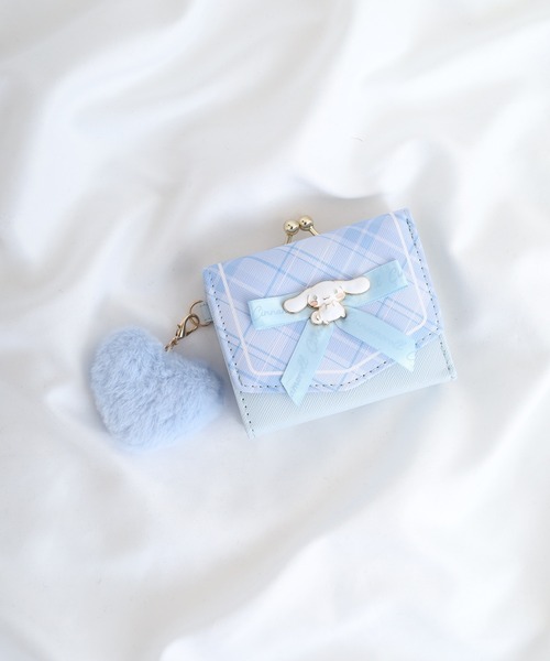 sanrio(サンリオ)の「サンリオキャラクターズ合皮Cリボンプレート口金ミニ財布(財布・レディース・ブラック/ブルー/ホワイト/パープル/ベージュ・FREE)」の4枚目の写真