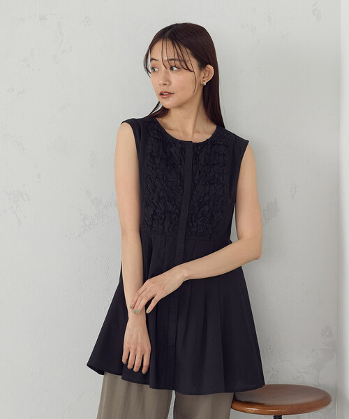 COMME CA ISM(コムサイズム)の「インドコットン スモッキング ノースリーブブラウス(シャツ/ブラウス・レディース・グレー/ホワイト/ブラック・FREE)」の2枚目の写真