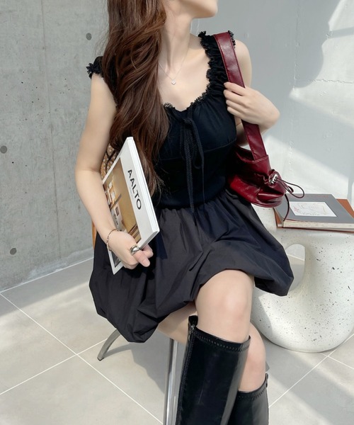 Ada.(エイダ)の「ギャザーショルダー 胸元リボン バルーン ミニワンピース(ワンピース・レディース・ブラック/ホワイト・FREE)」の8枚目の写真