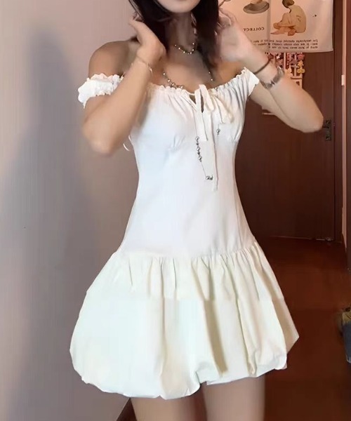 Ada.(エイダ)の「ギャザーショルダー 胸元リボン バルーン ミニワンピース(ワンピース・レディース・ブラック/ホワイト・FREE)」の18枚目の写真