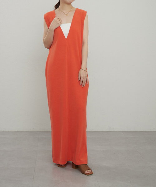 earthy(アーシー)の「パイルVネックロングワンピース(ワンピース・レディース・オレンジ/ベージュ/ブラック・SMALL/MEDIUM)」の3枚目の写真
