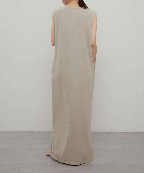 earthy(アーシー)の「パイルVネックロングワンピース(ワンピース・レディース・オレンジ/ベージュ/ブラック・SMALL/MEDIUM)」の11枚目の写真