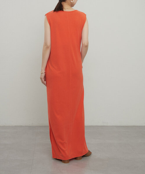 earthy(アーシー)の「パイルVネックロングワンピース(ワンピース・レディース・オレンジ/ベージュ/ブラック・SMALL/MEDIUM)」の5枚目の写真