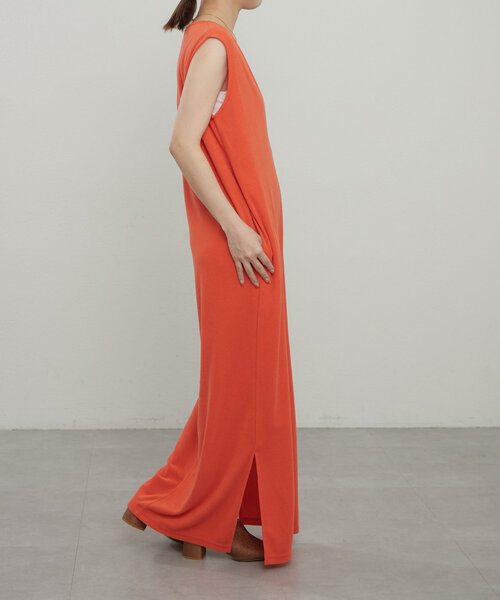 earthy(アーシー)の「パイルVネックロングワンピース(ワンピース・レディース・オレンジ/ベージュ/ブラック・SMALL/MEDIUM)」の4枚目の写真