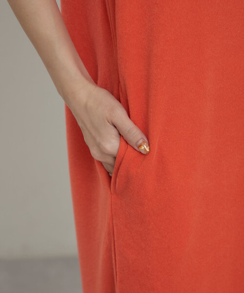 earthy(アーシー)の「パイルVネックロングワンピース(ワンピース・レディース・オレンジ/ベージュ/ブラック・SMALL/MEDIUM)」の14枚目の写真