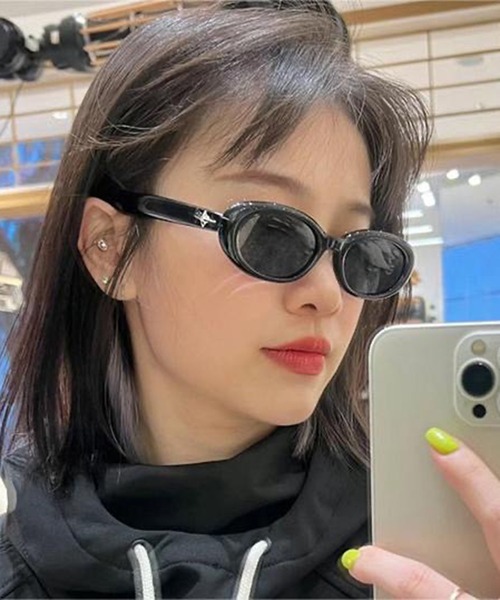 VIBGYOR（ヴィブジョー）の「ユニセックス ラウンドカラーサングラス(CZ)（サングラス・レディース・ブラック/ブラウン・FREE）」の4枚目の写真