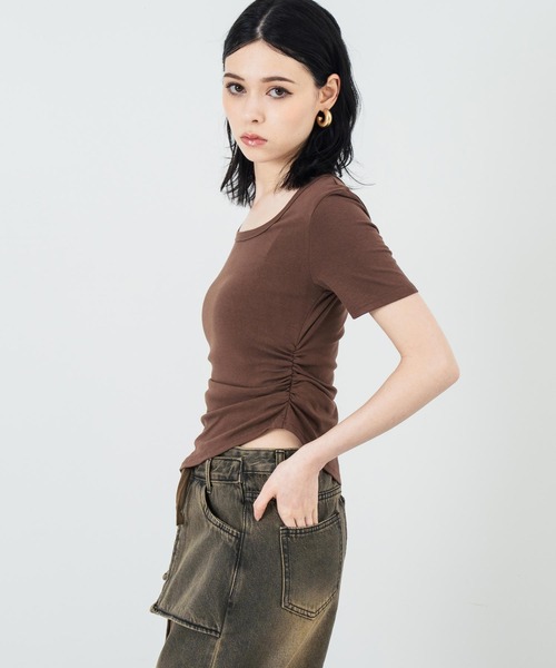 ANAP(アナップ)の「ウエストギャザー ラウンドネック Tシャツ(Tシャツ/カットソー・レディース・ブラウン/ホワイト/ブラック・FREE)」の1枚目の写真