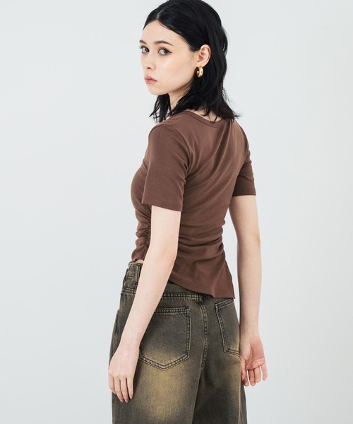 ANAP(アナップ)の「ウエストギャザー ラウンドネック Tシャツ(Tシャツ/カットソー・レディース・ブラウン/ホワイト/ブラック・FREE)」の9枚目の写真