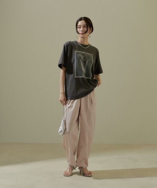 SALON adam et rope'（サロン アダム エ ロペ）の「【WEB限定】【KARL BLOSSFELDT（カールブロスフェルト）】フォトTシャツ 2 /25SS（Tシャツ/カットソー・レディース・グレー/チャコールグレー/ホワイト/ホワイト系その他・FREE）」の6枚目の写真
