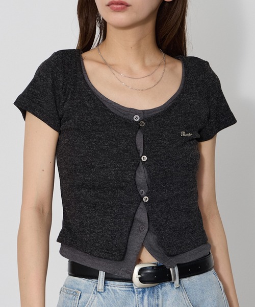 VQ（ブイキュー）の「＼フロント部分のレイヤードがカワイイ／Layered cropped cardigan / レイヤード クロップド丈 カーデ（Tシャツ/カットソー・レディース・ブラック/グレー/オートミール・FREE）」の9枚目の写真