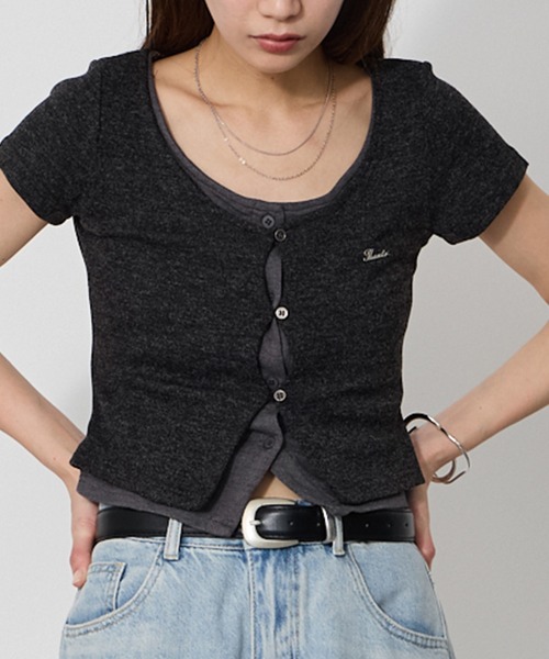 VQ（ブイキュー）の「＼フロント部分のレイヤードがカワイイ／Layered cropped cardigan / レイヤード クロップド丈 カーデ（Tシャツ/カットソー・レディース・ブラック/グレー/オートミール・FREE）」の8枚目の写真