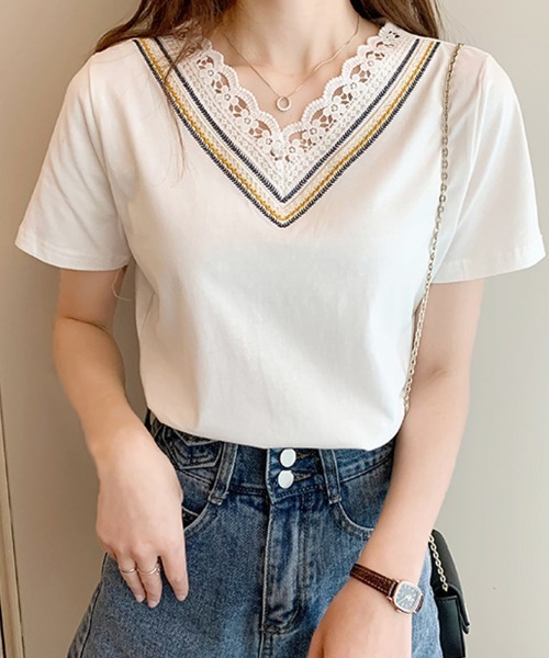 Kuroba(クロバ)の「刺繍レースVネックTシャツ(Tシャツ/カットソー・レディース・ホワイト/ブラック・M/L)」の1枚目の写真
