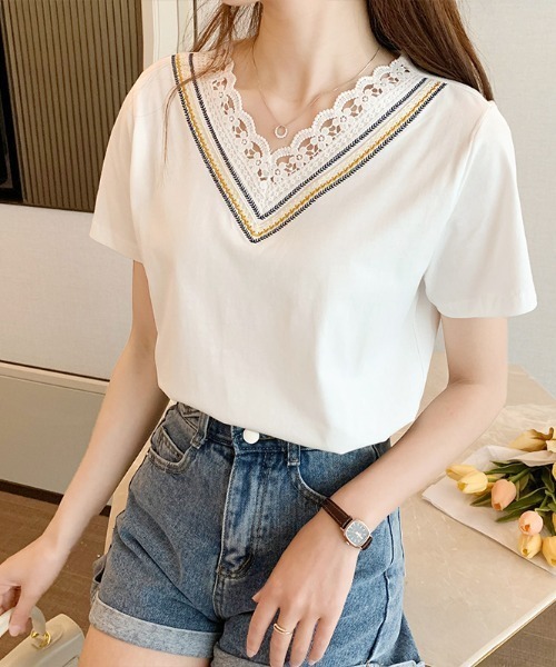 Kuroba(クロバ)の「刺繍レースVネックTシャツ(Tシャツ/カットソー・レディース・ホワイト/ブラック・M/L)」の4枚目の写真