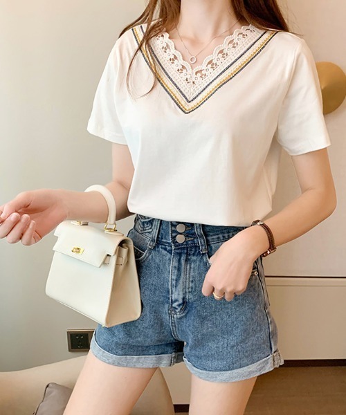 Kuroba(クロバ)の「刺繍レースVネックTシャツ(Tシャツ/カットソー・レディース・ホワイト/ブラック・M/L)」の6枚目の写真