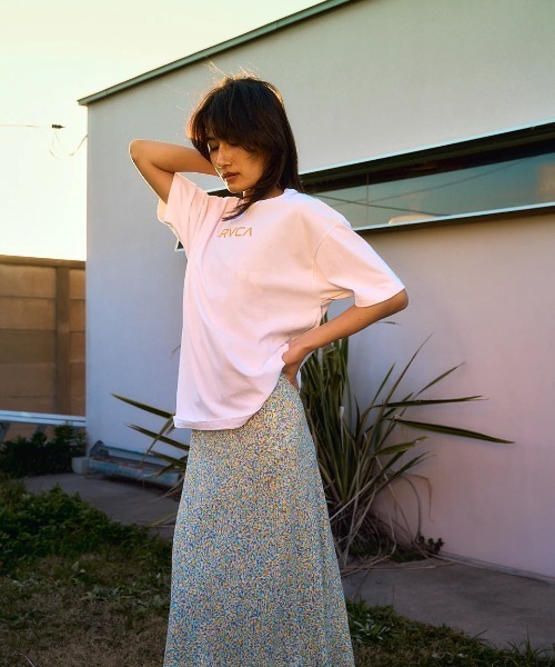 RVCA(ルーカ)の「RVCA レディース FLOWER WAVE BOX LOGO LOOSE FIT ST Tシャツ 【2025年夏モデル】/ルーカバックプリント半袖ロゴTシャツ(Tシャツ/カットソー・レディース・ホワイト/ブラック/ピンク系その他・SMALL/MEDIUM/LARGE)」の6枚目の写真